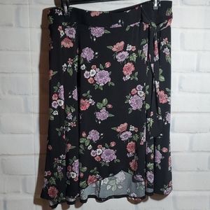 Torrid size 3 wrap skirt.  Black floral midi NWT
